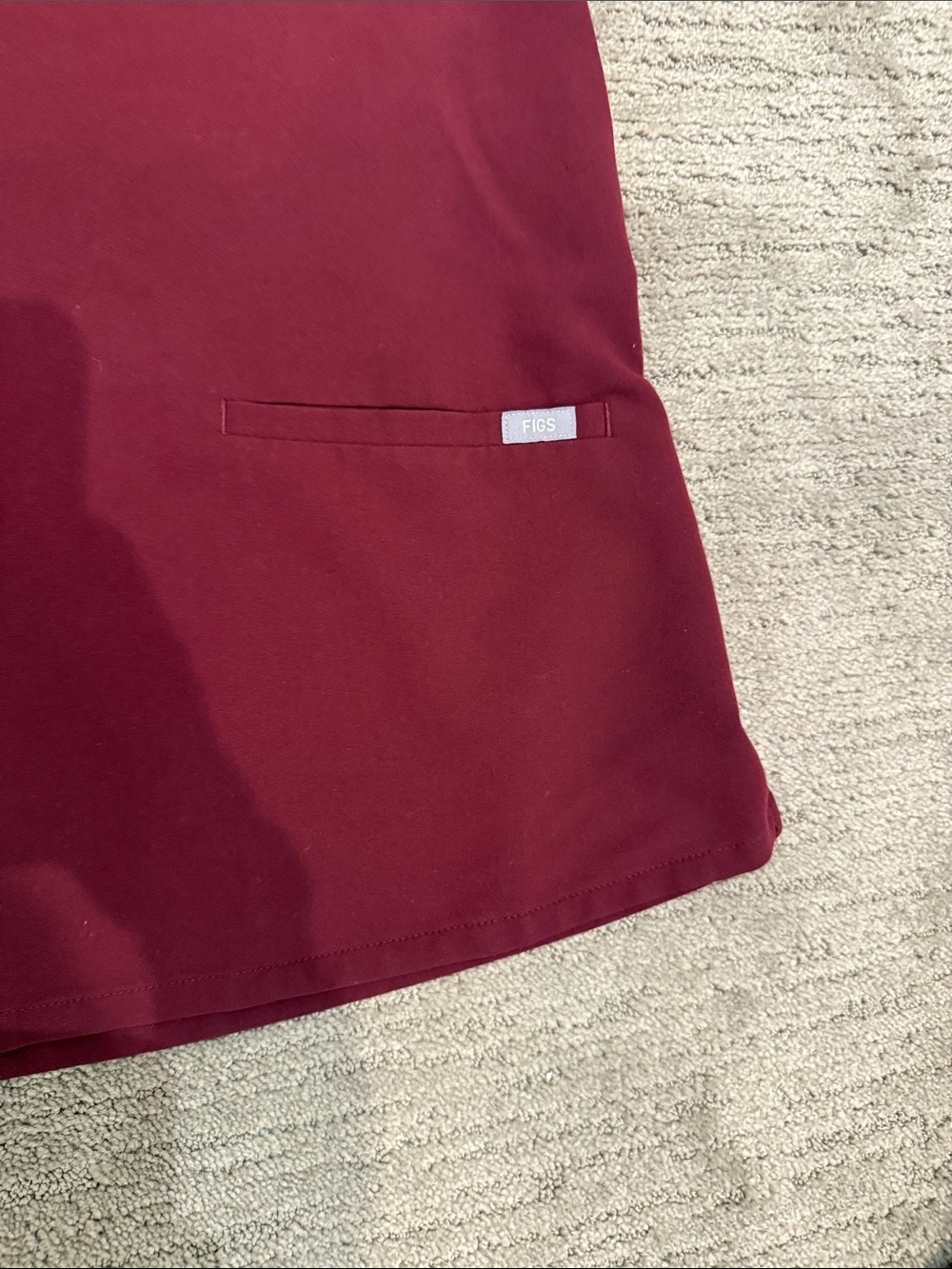 Figs Women's V-Neck Medical Scrub Top in Burgundy Medium - Picture 3 of 4